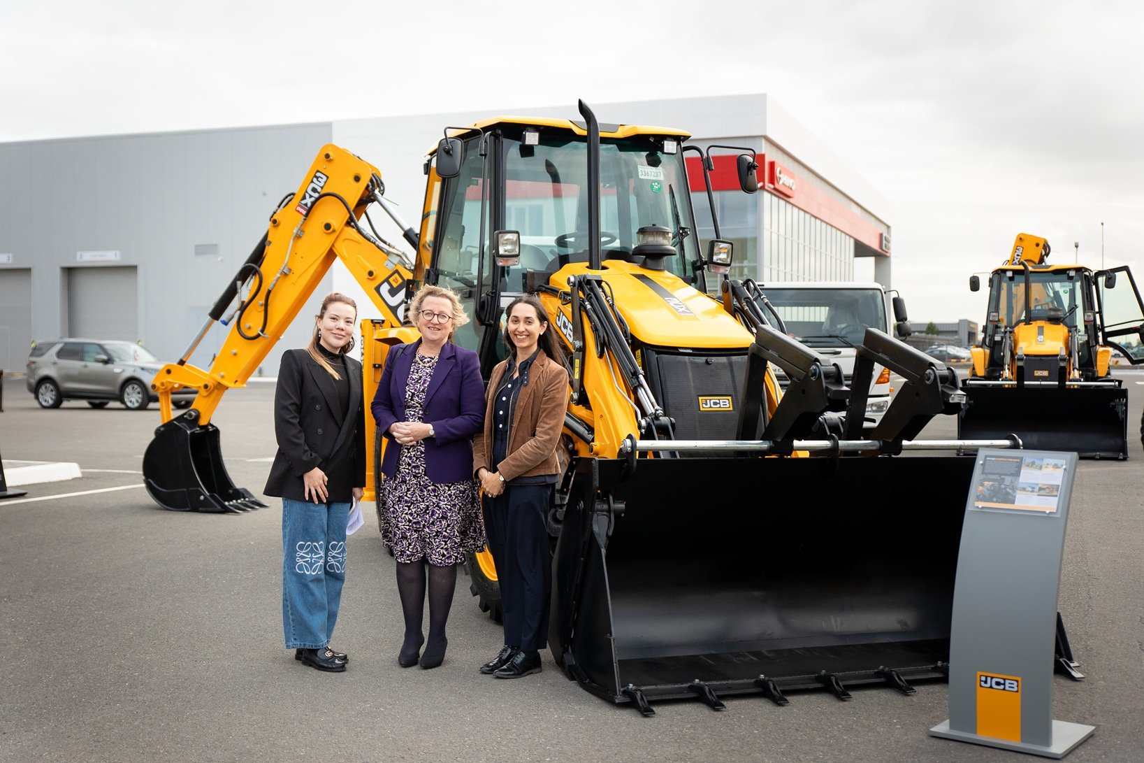 Ұлыбритания Елшісі Астанадағы JCB арнайы техника көрмесіне қатысты